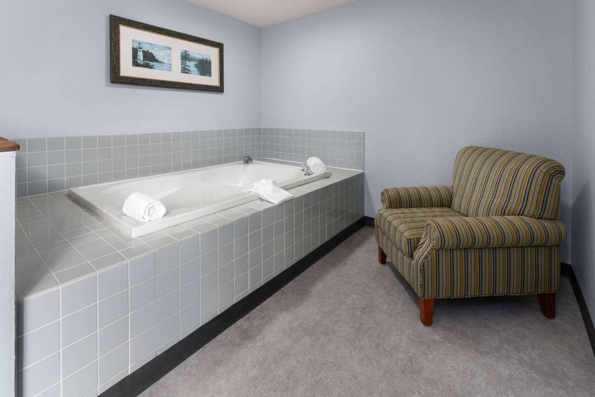 Days Inn By Wyndham Iron Mountain Exterior photo