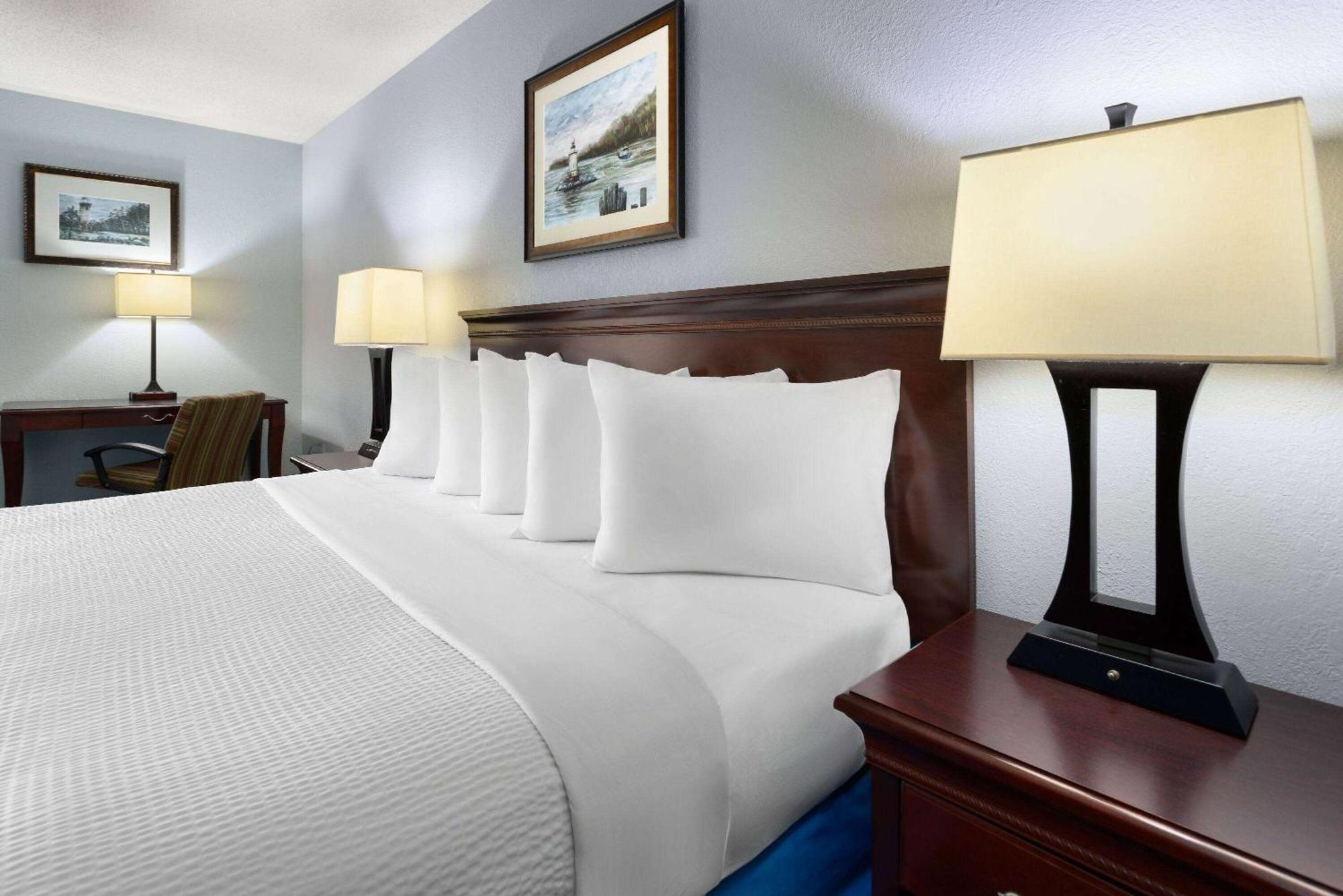 Days Inn By Wyndham Iron Mountain Exterior photo
