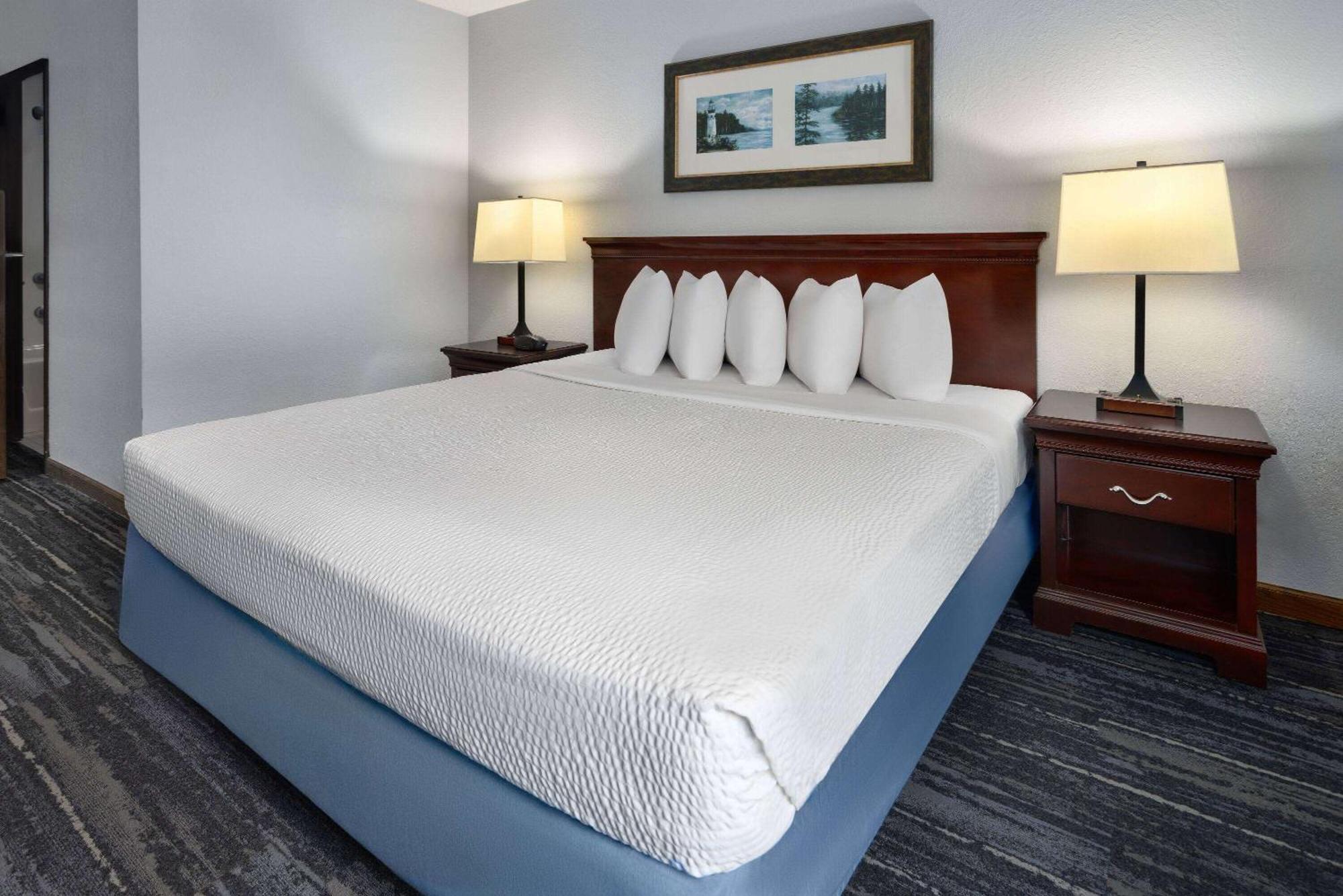 Days Inn By Wyndham Iron Mountain Exterior photo