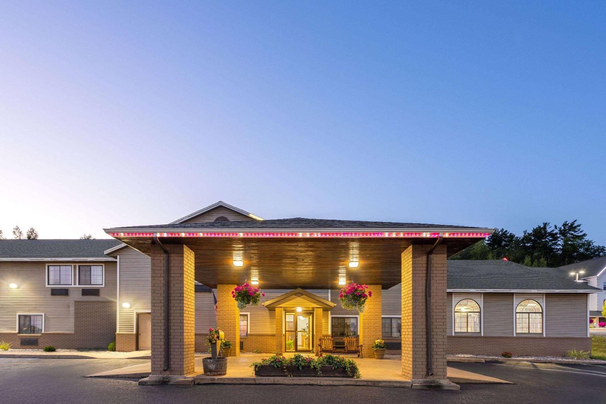 Days Inn By Wyndham Iron Mountain Exterior photo