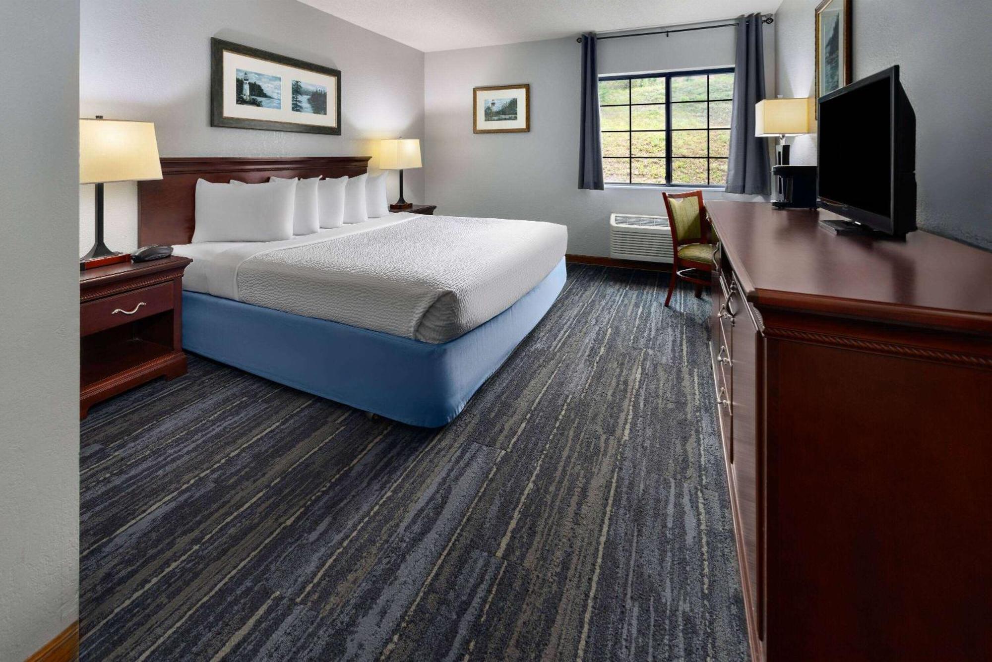 Days Inn By Wyndham Iron Mountain Exterior photo